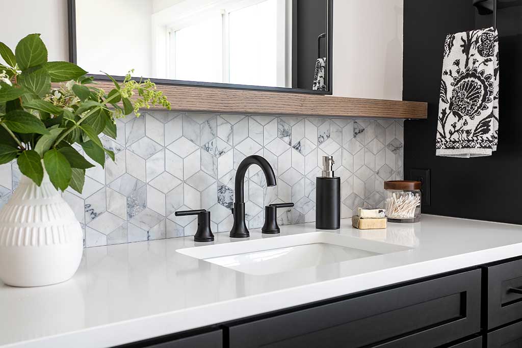 Bathroom backsplash with tile