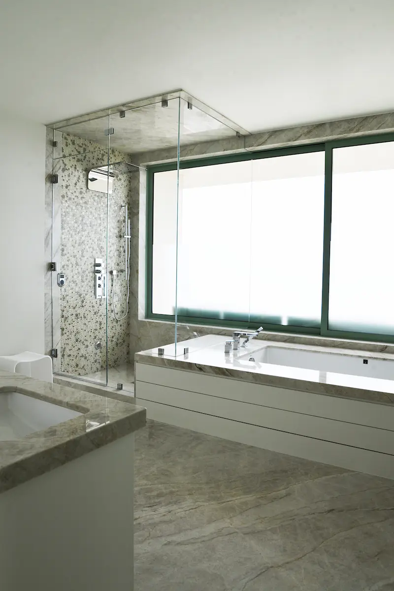 A bathroom tub decorated with light stone