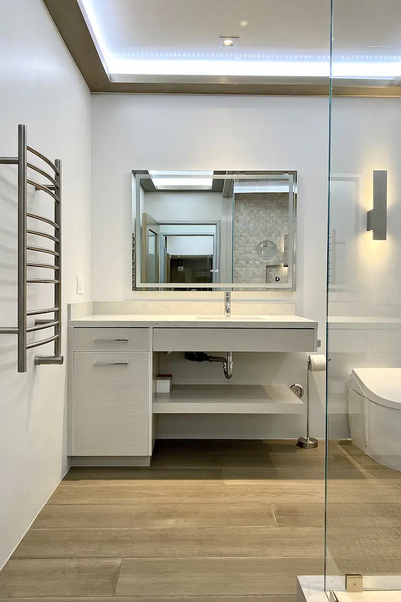 A bathroom sink decorated with light stone